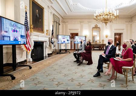 Le président Joe Biden et la première dame, le Dr Jill Biden, rejoints par le vice-président Kamala Harris et des membres de la famille Biden, assistent pratiquement à un service de prière inaugurale du Président le jeudi 21 janvier 2021, dans la salle à manger de l'État de la Maison Blanche. (Photo officielle de la Maison Blanche par Adam Schultz) Banque D'Images