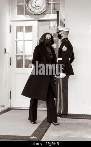 V20210122LJ-0166: UN AMÉRICAIN Marine Sentry tient la porte ouverte du vice-président Kamala Harris vendredi 22 janvier 2021, alors qu'elle sort de l'entrée du hall de l'aile ouest de la Maison Blanche. (Photo officielle de la Maison Blanche par Lawrence Jackson) Banque D'Images