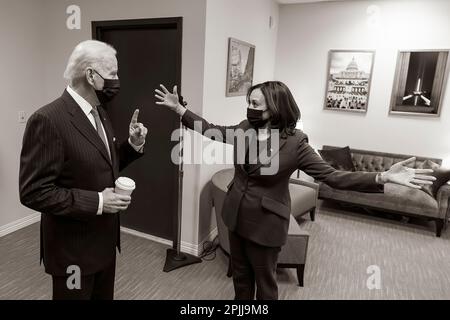 P20210125AS-1177: Le vice-président Kamala Harris ouvre ses bras en s’entretient avec le président Joe Biden devant l’auditorium de la Cour du Sud, dans l’immeuble Eisenhower de la Maison Blanche, le lundi 25 janvier 2021, avant la déclaration du président et la signature de l’exécutif pour son initiative « Buy American ». (Photo officielle de la Maison Blanche par Adam Schultz) Banque D'Images