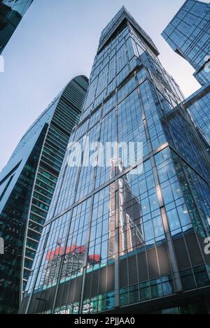 Vue vers le haut de la ville des capitales gratte-ciel dans le centre d'affaires de la ville de Moscou sur fond bleu. Moscou. Russie Banque D'Images