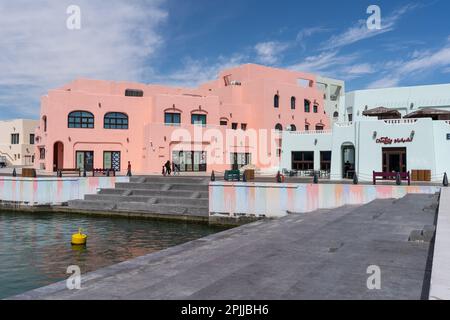 Doha, Qatar - 18 mars 2023 : le quartier de Mina est un lieu touristique le plus récent situé à l'ancien port de Doha, au Qatar. Banque D'Images