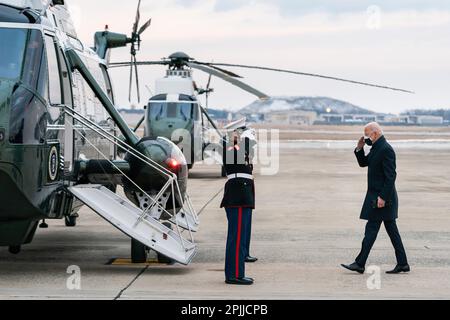 Le président Joe Biden est à bord de Marine One à la joint base Andrews, Maryland le vendredi 19 février 2021, en route vers la Maison Blanche. (Photo officielle de la Maison Blanche par Adam Schultz) Banque D'Images