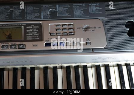 Le Caire, l'Egypte, 1 avril 2023: Clavier musical électronique cassé, clavier de piano non fonctionnel fissuré avec des touches de taille normale, des rythmes, des tonalités, le réglage c Banque D'Images