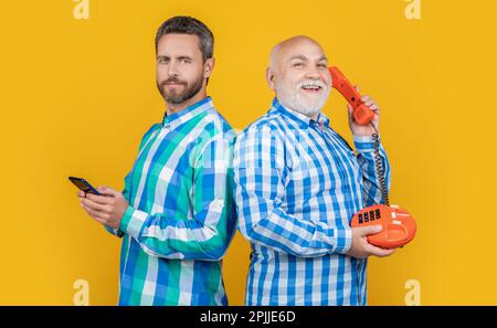 image des hommes avec vs technologie téléphone et téléphone. hommes avec vs technologie Banque D'Images