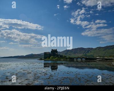 Eilean Donan, Écosse - 05 26 2018 : ancien et historique château eilean donan sur la côte nord de l'Écosse, par une journée ensoleillée avec des reflets dans t Banque D'Images