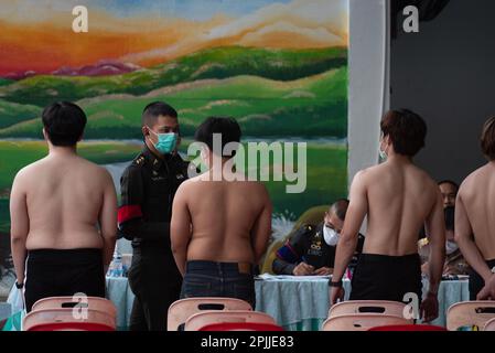 Bangkok, Bangkok, Thaïlande. 2nd avril 2023. Un jeune homme obtient un examen physique lors d'un appel militaire à l'école Wat Phai Tan, à Bangkok, sur 2 avril 2023. (Credit image: © Teera Noisakran/Pacific Press via ZUMA Press Wire) USAGE ÉDITORIAL SEULEMENT! Non destiné À un usage commercial ! Banque D'Images