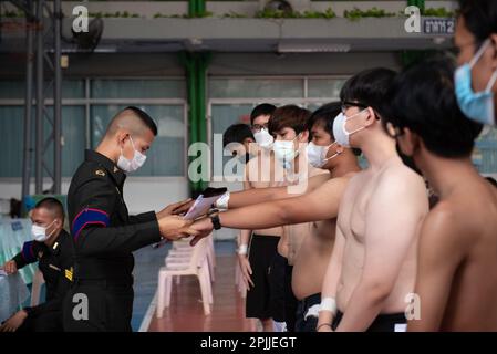 Bangkok, Bangkok, Thaïlande. 2nd avril 2023. Un jeune homme obtient un examen physique lors d'un appel militaire à l'école Wat Phai Tan, à Bangkok, sur 2 avril 2023. (Credit image: © Teera Noisakran/Pacific Press via ZUMA Press Wire) USAGE ÉDITORIAL SEULEMENT! Non destiné À un usage commercial ! Banque D'Images