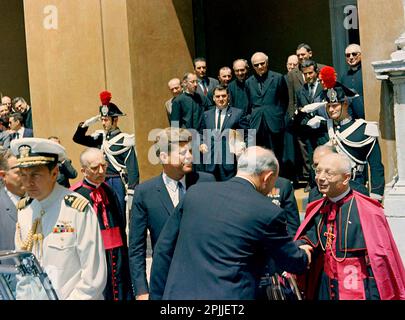 ST-C231-23-63 2 juillet 1963 Voyage en Europe: Italie, Rome: Le Président Kennedy au Vatican. Jean Kennedy Smith, archevêque de Boston Richard Cardinal Cushing, Secrétaire d'État Dean Rusk et Attaché de presse Pierre Salinger. Veuillez indiquer « Cecil Stoughton ». Photos de la Maison Blanche. John F. Kennedy Presidential Library and Museum, Boston Banque D'Images