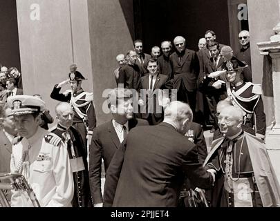 ST-C231-23-63 2 juillet 1963 Voyage en Europe: Italie, Rome: Le Président Kennedy au Vatican. Jean Kennedy Smith, archevêque de Boston Richard Cardinal Cushing, Secrétaire d'État Dean Rusk et Attaché de presse Pierre Salinger. Veuillez indiquer « Cecil Stoughton ». Photos de la Maison Blanche. John F. Kennedy Presidential Library and Museum, Boston Banque D'Images