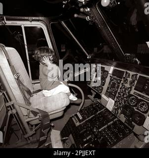 KN-C27689 31 mars 1963 John F. Kennedy, Jr. Assis au siège du pilote d'un hélicoptère au Camp David. Merci de noter Robert Knudsen. Photos de la Maison Blanche. John F. Kennedy Presidential Library and Museum, Boston Banque D'Images