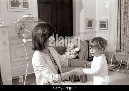 ST-A28-12-63 27 novembre 1962 la première dame Jacqueline Kennedy joue avec son fils John F. Kennedy, Jr. Dans la pépinière de la Maison Blanche. Washington, D.C. Veuillez indiquer « Cecil Stoughton ». Photos de la Maison Blanche. John F. Kennedy Presidential Library and Museum, Boston.' Banque D'Images