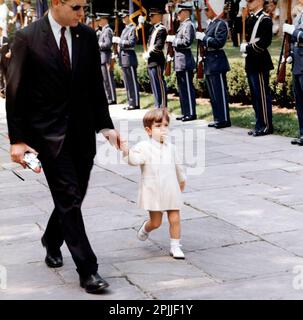 ST-C194-7-63 30 mai 1963 cérémonies du jour du souvenir au cimetière national d'Arlington, 10:50am Veuillez créditer « Cecil Stoughton. Photos de la Maison Blanche. John F. Kennedy Presidential Library and Museum, Boston Banque D'Images