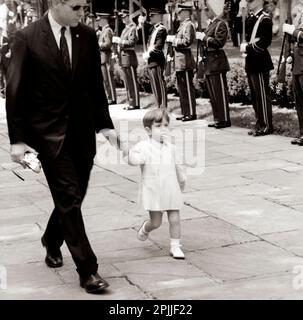 ST-C194-7-63 30 mai 1963 cérémonies du jour du souvenir au cimetière national d'Arlington, 10:50am Veuillez créditer « Cecil Stoughton. Photos de la Maison Blanche. John F. Kennedy Presidential Library and Museum, Boston Banque D'Images