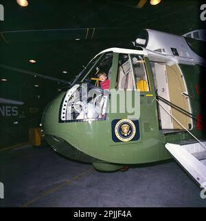 KN-C27683 31 week-end du 1963 mars au Camp David. John F. Kennedy Jr. Est assis dans le poste de pilotage de l'hélicoptère Marine One à Camp David, le 31 mars 1963. Merci de noter Robert Knudsen. Photos de la Maison Blanche. John F. Kennedy Presidential Library and Museum, Boston Banque D'Images