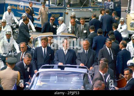 ST-C230-35-63 26 juin 1963 Voyage en Europe: Allemagne, Berlin-Ouest: Le Président Kennedy en cortège avec Willy Brandt, Maire de Berlin-Ouest et Konrad Adenauer, Chancelier de l'Allemagne de l'Ouest s'il vous plaît le crédit 'Cecil Stoughton. Photos de la Maison Blanche. John F. Kennedy Presidential Library and Museum, Boston Banque D'Images