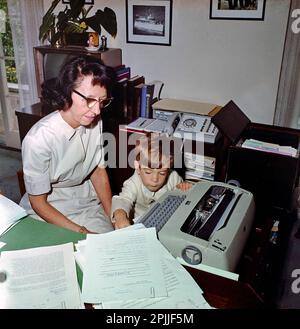 KN-C28848 30 mai 1963 John F. Kennedy, Jr., avec le président Kennedy, Evelyn Lincoln, l'infirmière Maude Shaw, Aide navale au capitaine Tazewell Shepard, président, et à d’autres personnes au bureau du secrétaire du président avant les cérémonies du jour du souvenir [la tache dans le coin inférieur gauche est originale au négatif.] Merci de noter Robert Knudsen. Photos de la Maison Blanche. John F. Kennedy Presidential Library and Museum, Boston Banque D'Images