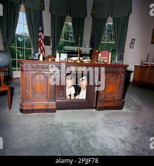 ST-C221-2-63 22 JUIN 1963 Caroline, fille du président John F. Kennedy, et une amie sous le bureau du président dans le bureau ovale de la Maison Blanche. Veuillez créditer « Cecil Stoughton (Harold Sellers) ». Photos de la Maison Blanche. John F. Kennedy Presidential Library and Museum, Boston Banque D'Images