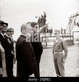 KN-C29024 6 juin 1963 Voyage dans les États de l'Ouest: San Diego, Californie, Marine corps Recruit Depot, visite de casernes, inspection des recrues, et adresse à Hall Field [les imperfections au sommet des coins sont originales au négatif.] Merci de noter les photos de la Maison-Blanche de Robert Knudsen. John F. Kennedy Presidential Library and Museum, Boston Banque D'Images