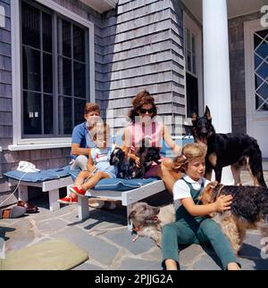 ST-C267-5-63 14 août 1963 Port de Hyannis – Squaw Island [léger égratignures sur le côté droit du négatif.] Veuillez indiquer « Cecil Stoughton ». Photos de la Maison Blanche. John F. Kennedy Presidential Library and Museum, Boston Banque D'Images