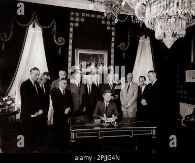 AR8158-A7 octobre 1963 cérémonie de signature du Traité d'interdiction des essais nucléaires Veuillez créditer Abbie Rowe. Photos de la Maison Blanche. John F. Kennedy Presidential Library and Museum, Boston Banque D'Images