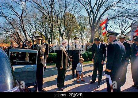 ST-C389-22-63 11 novembre 1963 cérémonies de la fête des anciens combattants au cimetière national d'Arlington, 11:00am Veuillez créditer « Cecil Stoughton. Photos de la Maison Blanche. John F. Kennedy Presidential Library and Museum, Boston Banque D'Images