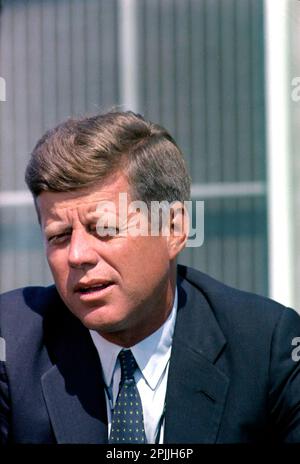 ST-C276-3-63 2 septembre 1963 le Président John F. Kennedy lors de son entretien avec Walter Cronkite. Squaw Island, Port de Hyannis, Massachusetts. Veuillez indiquer « Cecil Stoughton ». Photos de la Maison Blanche. John F. Kennedy Presidential Library and Museum, Boston Banque D'Images