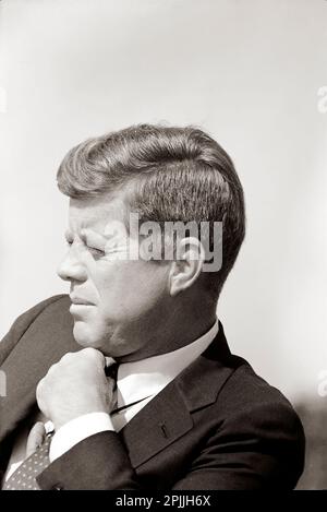 ST-C276-4-63 2 septembre 1963 le Président John F. Kennedy lors de son entretien avec Walter Cronkite. Squaw Island, Hyannisport, Massachusetts. Veuillez indiquer « Cecil Stoughton ». Photos de la Maison Blanche. John F. Kennedy Presidential Library and Museum, Boston Banque D'Images