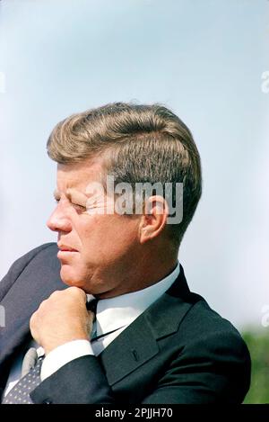 ST-C276-4-63 2 septembre 1963 le Président John F. Kennedy lors de son entretien avec Walter Cronkite. Squaw Island, Hyannisport, Massachusetts. Veuillez indiquer « Cecil Stoughton ». Photos de la Maison Blanche. John F. Kennedy Presidential Library and Museum, Boston Banque D'Images