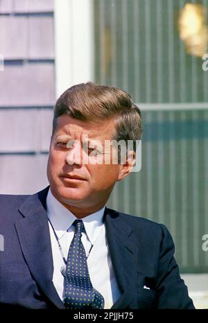 ST-C276-6-63 2 septembre 1963 le président John F. Kennedy lors de son entrevue avec Walter Cronkite. Squaw Island, Port de Hyannis, Massachusetts. Veuillez indiquer « Cecil Stoughton ». Photos de la Maison Blanche. John F. Kennedy Presidential Library and Museum, Boston Banque D'Images