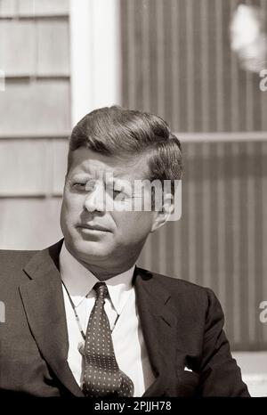 ST-C276-6-63 2 septembre 1963 le président John F. Kennedy lors de son entrevue avec Walter Cronkite. Squaw Island, Port de Hyannis, Massachusetts. Veuillez indiquer « Cecil Stoughton ». Photos de la Maison Blanche. John F. Kennedy Presidential Library and Museum, Boston Banque D'Images