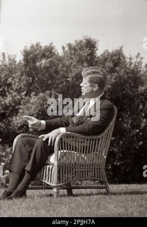 ST-C276-8-63 2 septembre 1963 le président John F. Kennedy s'est assis dans une chaise en osier à l'extérieur sur une pelouse tout en étant interviewé par Walter Cronkite. Squaw Island, Port de Hyannis, Massachusetts. Veuillez indiquer « Cecil Stoughton ». Photos de la Maison Blanche. John F. Kennedy Presidential Library and Museum, Boston Banque D'Images