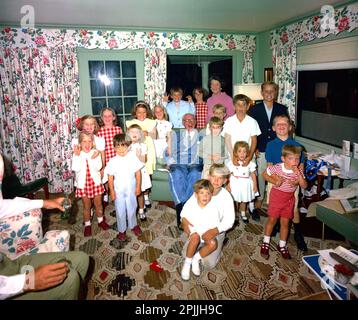 ST-C289-7-63 7 septembre 1963 Joseph P. Kennedy, Sr. Célèbre son anniversaire de naissance de 75th avec ses petits-enfants à Hyannisport. La photo inclut : (première rangée) John F. Kennedy, Jr., Robert F. Kennedy, Jr., (deuxième rangée à gauche) Kerry Kennedy, Timothy Shriver, (deuxième rangée, droite) Robin Lawford, William Kennedy Shriver, (Troisième rangée, à gauche) Caroline Kennedy, Victoria Lawford, (troisième rangée, à droite) Michael Kennedy, Robert Shriver, Steven Smith, Jr., (quatrième rangée gauche) Courtney Kennedy, Maria Shriver, Joseph P. Kennedy, Sr., David Kennedy, Joseph P. Kennedy III, (à gauche, cinquième rangée) Sidney Lawford, Christopher Law Banque D'Images