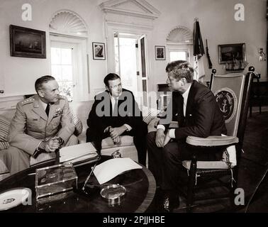 AR8153-A. 2 octobre 1963 rencontre avec le secrétaire à la Défense Robert S. McNamara, et le général Maxwell D. Taylor, président, chefs d'état-major interarmées (JCS), 11:00am Veuillez créditer Abbie Rowe. Photos de la Maison Blanche. John F. Kennedy Presidential Library and Museum, Boston Banque D'Images