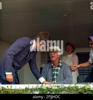 ST-C267-1-63 14 août 1963 le Président John F. Kennedy visite son père, l'Ambassadeur Joseph P. Kennedy, Sr., sur le porche de sa maison au Kennedy Compound, à Hyannis Port, ma. Aussi sur la photo: Infirmière, nièce Ann Gargan (tout à droite). Veuillez indiquer « Cecil Stoughton ». Photos de la Maison Blanche. John F. Kennedy Presidential Library and Museum, Boston Banque D'Images