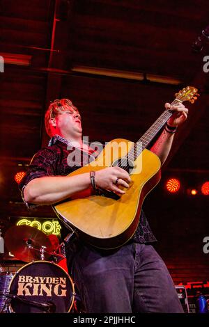 Le contestant américain Idol de l'Alberta, Brayden King se produit au Cook County Saloon 3 mois avant son apparition à l'américaine Idol. Banque D'Images