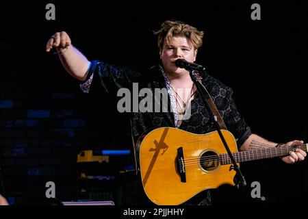 Le contestant américain Idol de l'Alberta, Brayden King se produit au Cook County Saloon 3 mois avant son apparition à l'américaine Idol. Banque D'Images