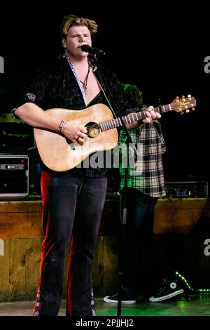 Le contestant américain Idol de l'Alberta, Brayden King se produit au Cook County Saloon 3 mois avant son apparition à l'américaine Idol. Banque D'Images