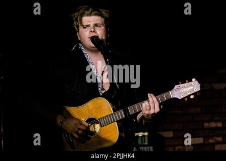 Le contestant américain Idol de l'Alberta, Brayden King se produit au Cook County Saloon 3 mois avant son apparition à l'américaine Idol. Banque D'Images