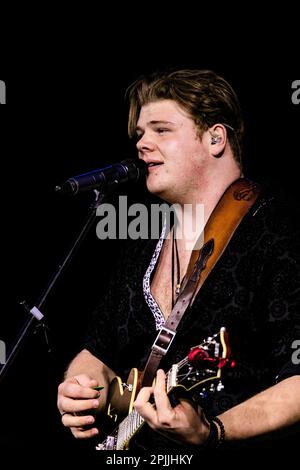 Le contestant américain Idol de l'Alberta, Brayden King se produit au Cook County Saloon 3 mois avant son apparition à l'américaine Idol. Banque D'Images