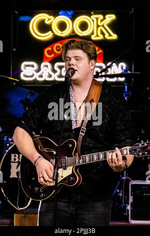 Edmonton, Canada. 27th janvier 2023. Le contestant américain Idol de l'Alberta, Brayden King se produit au Cook County Saloon 3 mois avant son apparition à l'américaine Idol. (Photo de Ron Palmer/SOPA Images/Sipa USA) crédit: SIPA USA/Alay Live News Banque D'Images