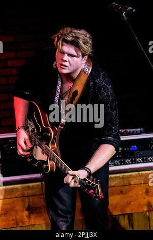 Edmonton, Canada. 27th janvier 2023. Le contestant américain Idol de l'Alberta, Brayden King se produit au Cook County Saloon 3 mois avant son apparition à l'américaine Idol. (Photo de Ron Palmer/SOPA Images/Sipa USA) crédit: SIPA USA/Alay Live News Banque D'Images