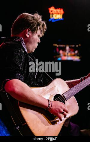 Edmonton, Canada. 27th janvier 2023. Le contestant américain Idol de l'Alberta, Brayden King se produit au Cook County Saloon 3 mois avant son apparition à l'américaine Idol. (Photo de Ron Palmer/SOPA Images/Sipa USA) crédit: SIPA USA/Alay Live News Banque D'Images