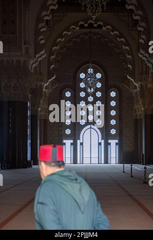 Casablanca, Maroc - 2 mars 2020 : vue d'un homme marchant dans la célèbre mosquée Hassan 2 à Casablanca Maroc Banque D'Images
