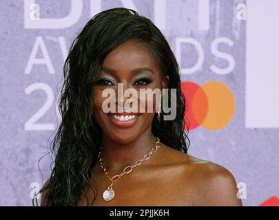 Photo du dossier datée du 08/02/22, d'AJ Odudu participant aux Brit Awards 2022 à la O2 Arena, Londres. AJ Odudu va lancer les célébrations du Concours Eurovision Song accueillant la Grande Eurovision de la Loterie nationale Bienvenue avec des invités spéciaux du monde de la musique, du sport et du divertissement, ont annoncé les organisateurs. Date de publication : lundi 3 avril 2023. Banque D'Images