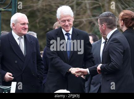 Photo du dossier datée du 23/03/17 de l'ancien président américain Bill Clinton (au centre) et de l'ancien taoiseach Bertie Ahern (à gauche) arrivant pour les funérailles de l'ancien vice-premier ministre et ancien commandant de l'IRA Martin McGuinness, à la tour longue de l'église de St Columba, à Londonderry. L'ancien taoiseach considère l'instabilité persistante des institutions politiques de l'Irlande du Nord comme l'un de ses plus grands regrets des négociations de l'Accord du Vendredi Saint. Date de publication : lundi 3 avril 2023. Banque D'Images