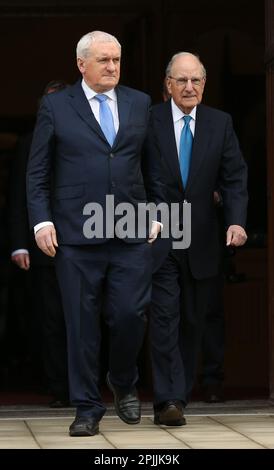 Photo du dossier datée du 10/04/18 de l'ancien taoiseach Bertie Ahern (à gauche) et du sénateur américain George Mitchell, lors d'un événement marquant le 20th anniversaire de l'Accord du Vendredi Saint, à l'Université Queen's de Belfast. L'ancien taoiseach considère l'instabilité persistante des institutions politiques de l'Irlande du Nord comme l'un de ses plus grands regrets des négociations de l'Accord du Vendredi Saint. Date de publication : lundi 3 avril 2023. Banque D'Images