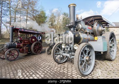 Aveling & porter Tractor,« Oberon » passe devant la réplique de la Locomotive Fowler Road « Talisman » au gala à vapeur du musée Beamish, en Angleterre, au Royaume-Uni Banque D'Images