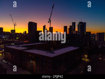 Le soleil se lève sur le centre-ville de Manchester. Date de la photo: Lundi 3 avril 2023. Banque D'Images