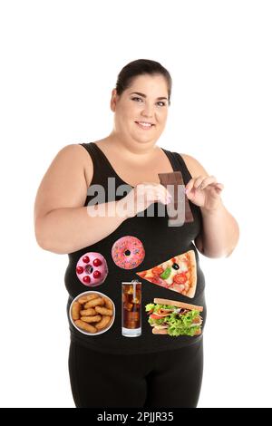 Femme en surpoids avec des images de différents aliments malsains sur son ventre contre fond blanc Banque D'Images