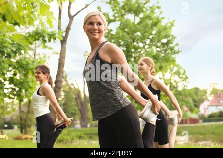 Les femmes et les adolescentes font de l'exercice matinal dans le parc Banque D'Images